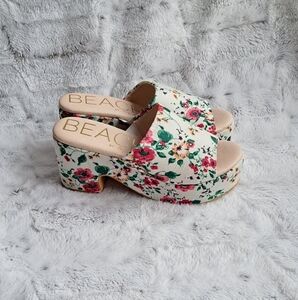 Beach by Matisse NWT floral Terry platform clogs feminine Pink sandals.  Size 8.